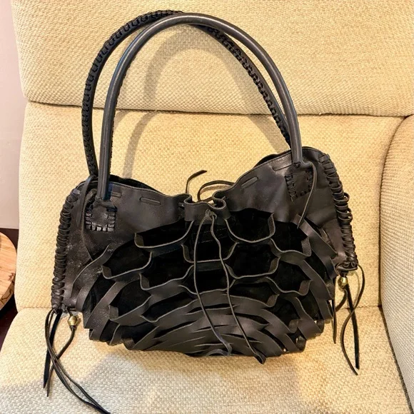 Elegant Black Layered Shoulder Bag - Picture 4 of 5